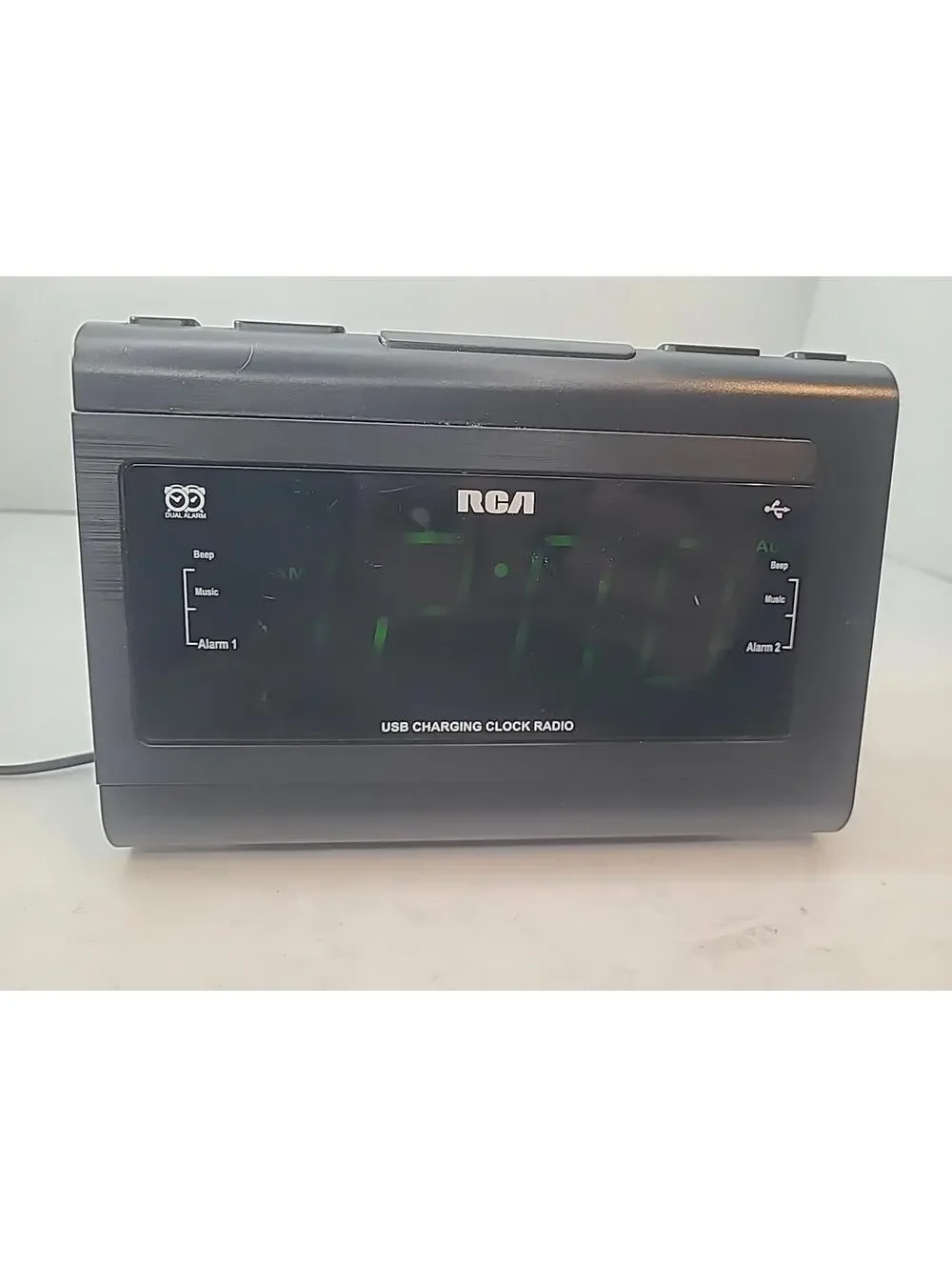 RCA Dual Alarm USB Charging FM Clock Radio Battery Backup Model RC142-D Read